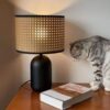 Lampka biurkowa z rattanu z czarną podstawą
