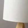 Drewniana lampka nocna w nowoczesnym stylu