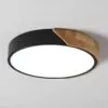 Elegancka lampa sufitowa z efektem drewna