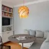 Elegancka lampa wisząca z drewna w kształcie szyszki