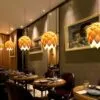 Elegancka lampa wisząca z drewna w kształcie szyszki