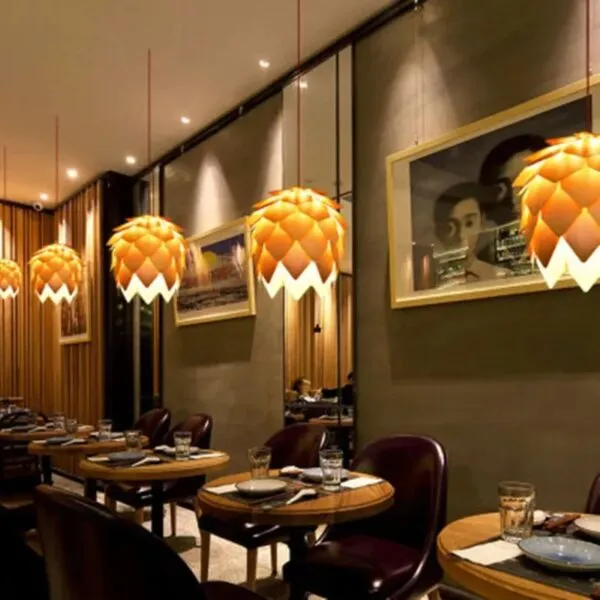 Elegancka lampa wisząca z drewna w kształcie szyszki