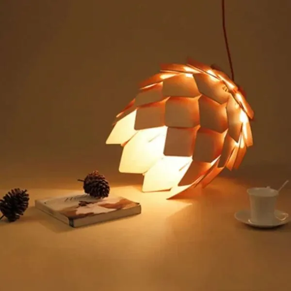 Elegancka lampa wisząca z drewna w kształcie szyszki