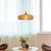 Elegancka lampa wisząca z drewna w stylu vintage