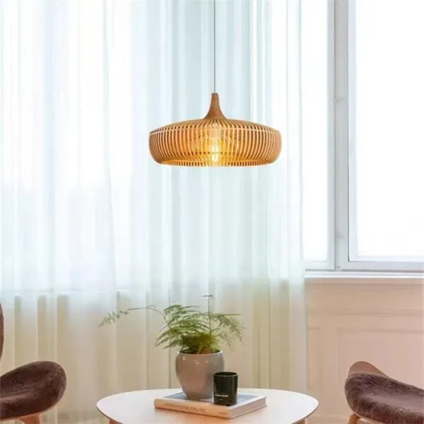Elegancka lampa wisząca z drewna w stylu vintage