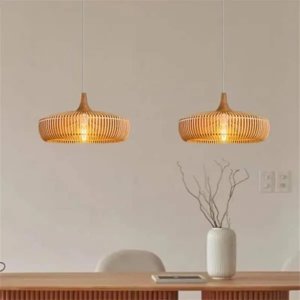 Elegancka lampa wisząca z drewna w stylu vintage