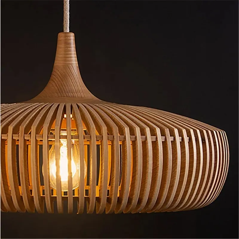 Vintage lampa drewniana, która służy latami