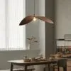 Elegancka lampa wisząca z drewna w stylu vintage