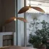 Elegancka lampa wisząca z drewna w stylu vintage