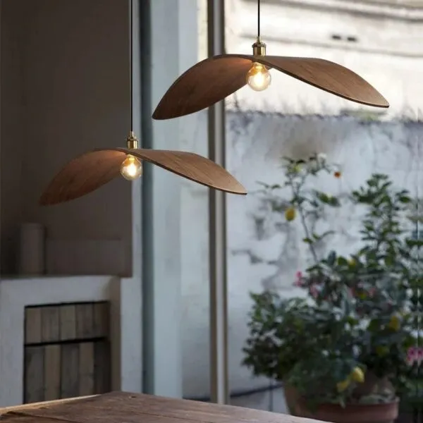 Elegancka lampa wisząca z drewna w stylu vintage