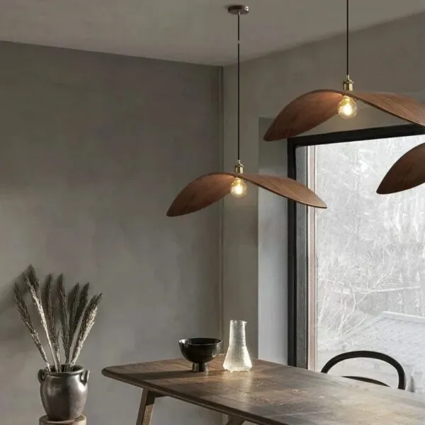 Elegancka lampa wisząca z drewna w stylu vintage