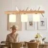 Elegancka lampa wisząca z drewna z ptakami