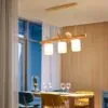 Elegancka lampa wisząca z drewna z ptakami