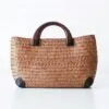 Elegancka torba z rattanu z drewnianymi uchwytami