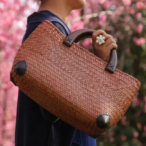 Elegancka torba z rattanu z drewnianymi uchwytami