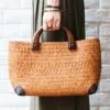 Elegancka torba z rattanu z drewnianymi uchwytami