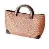 Elegancka torba z rattanu z drewnianymi uchwytami