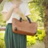 Elegancka torba z rattanu z drewnianymi uchwytami