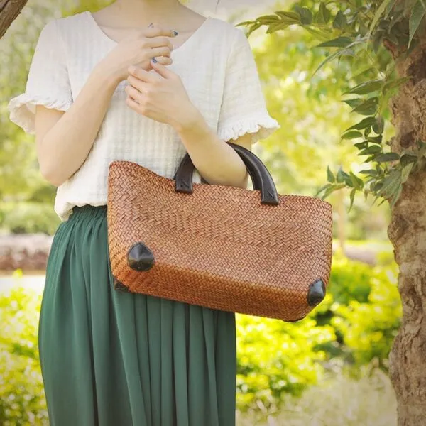 Elegancka torba z rattanu z drewnianymi uchwytami