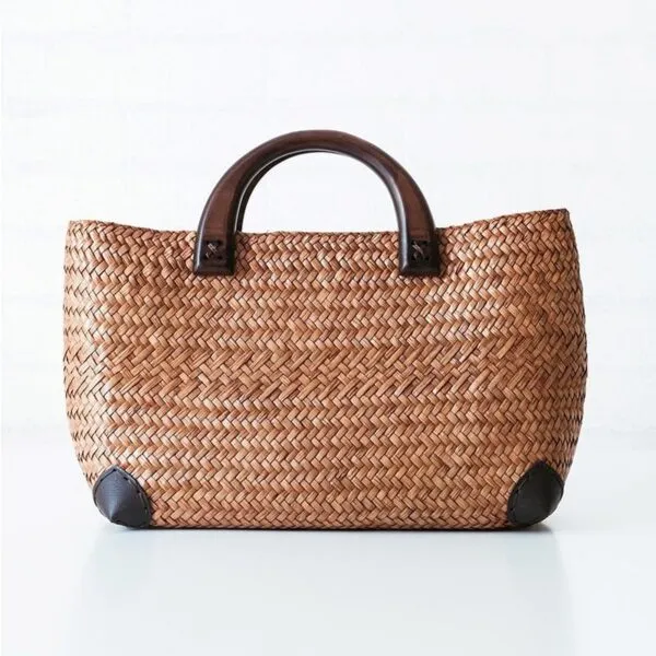 Elegancka torba z rattanu z drewnianymi uchwytami