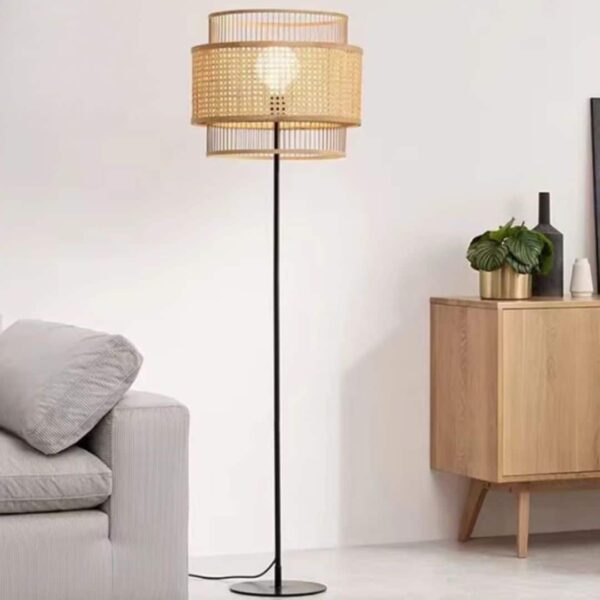 Japońska Lampa Podłogowa z Rattanu w Stylu Vintage