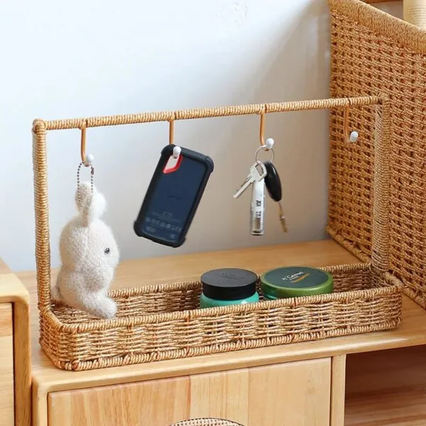Kompaktowa etażerka rattanowa z haczykami