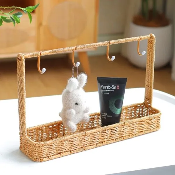 Kompaktowa etażerka rattanowa z haczykami