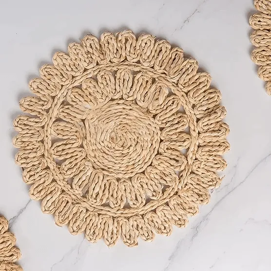 Komplet czterech podkładek na stół w stylu wiejskim ze słomy
