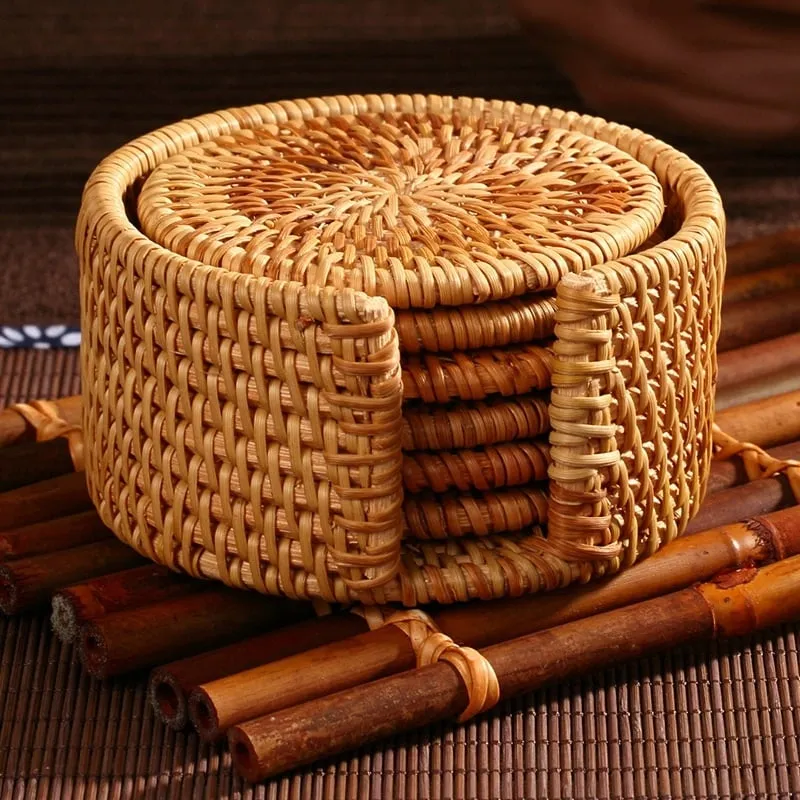 Naturalny rattan, który porządkuje stół