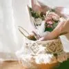 Kosz dekoracyjny z rattanu z pomponem makramowym Kosz dekoracyjny z rattanu z pomponem makramowym