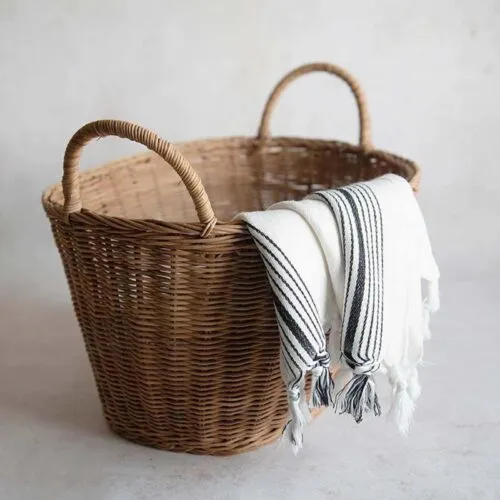 Kosz na pranie z rotangu w stylu vintage Kosz na pranie z rotangu w stylu vintage