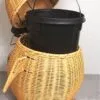 Kosz na śmieci z rattanu i bambusa w kształcie pingwina