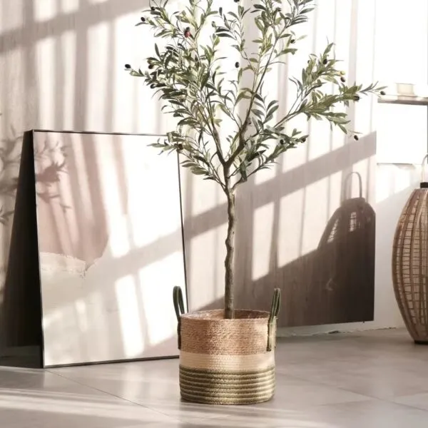 Kosz rattanowy boho z zielonymi liniami