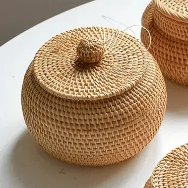 Rattan, beż i forma kosza piknikowego