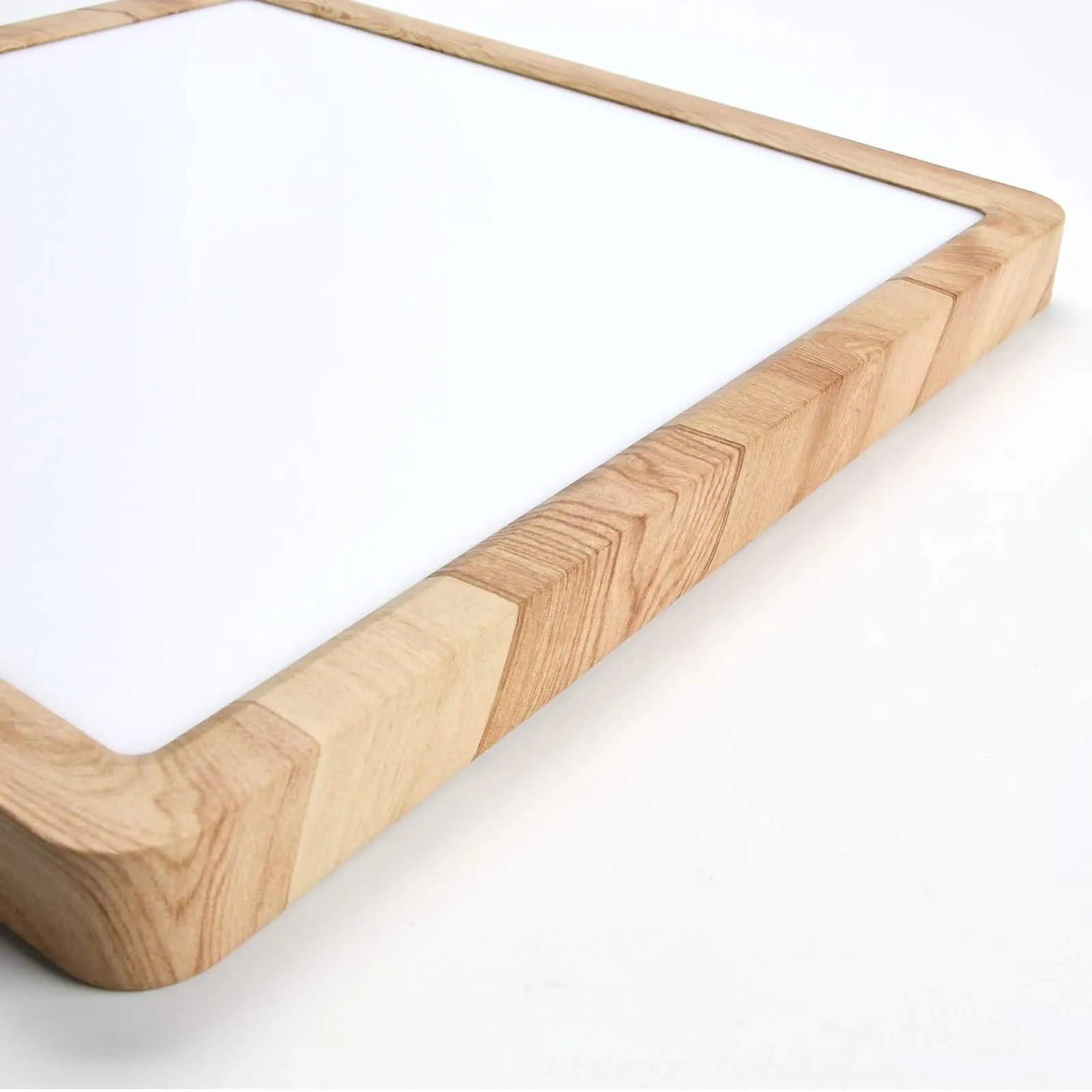 Drewniany stelaż, minimalistyczna lampa LED