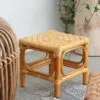 Kwadratowy taboret z wikliny w stylu nordyckim