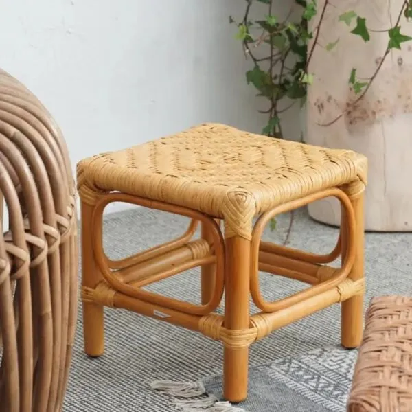Kwadratowy taboret z wikliny w stylu nordyckim