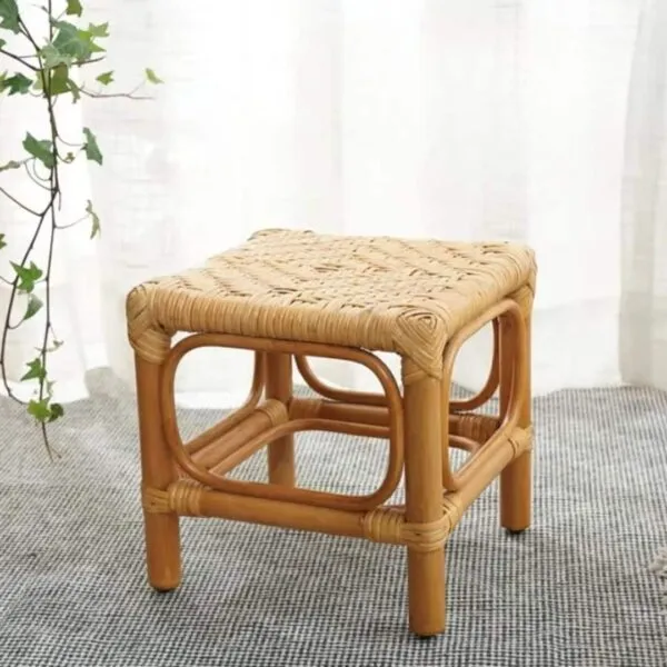 Kwadratowy taboret z wikliny w stylu nordyckim