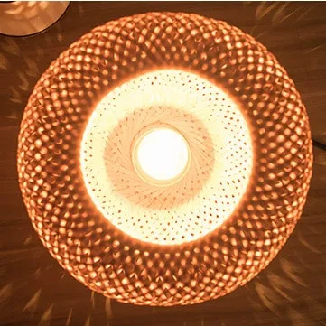Lampa nocna owalna z rattanu z metalową podstawą