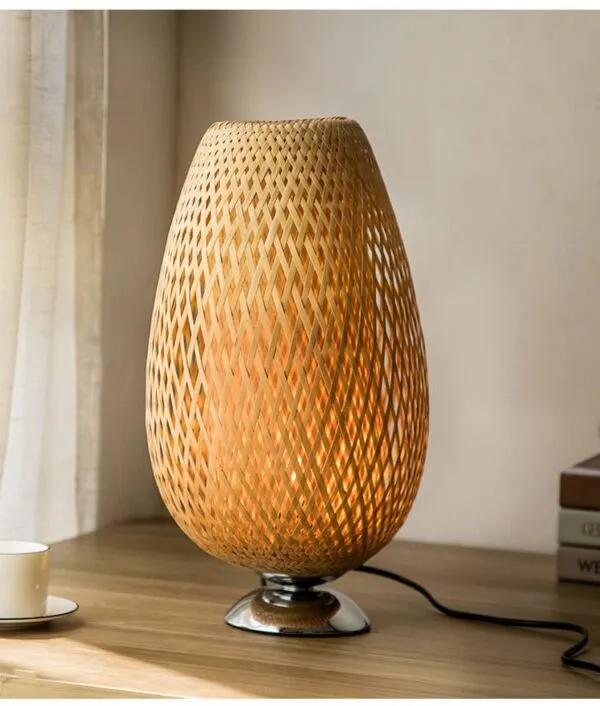 Lampa nocna owalna z rattanu z metalową podstawą
