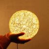 Lampa nocna rattanowa kula LED