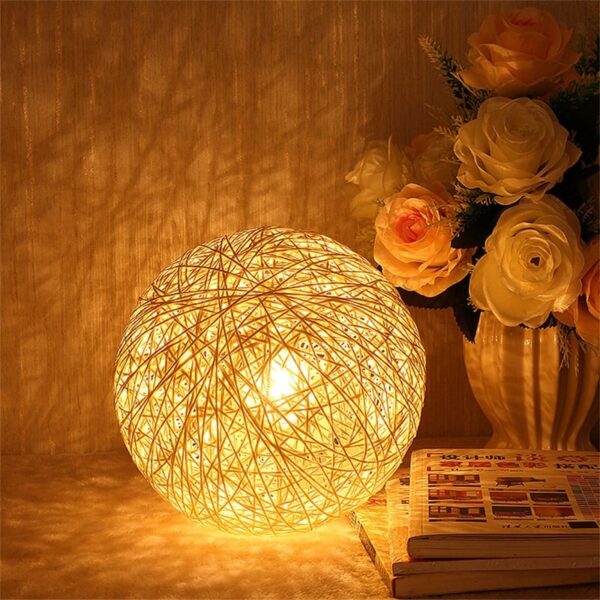 Lampa nocna rattanowa kula LED