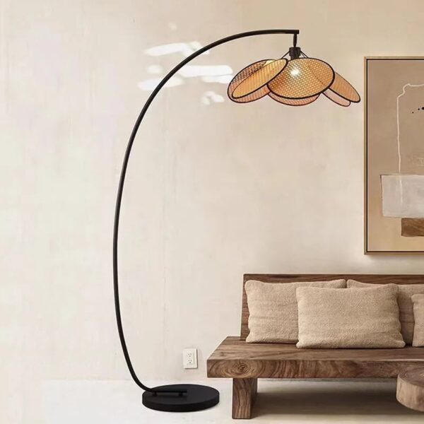 Lampa podłogowa z rattanu LED z płatkami Lampa podłogowa z rattanu LED z płatkami