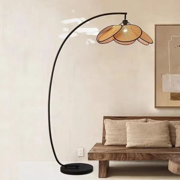 Lampa podłogowa z rattanu LED z płatkami Lampa podłogowa z rattanu LED z płatkami