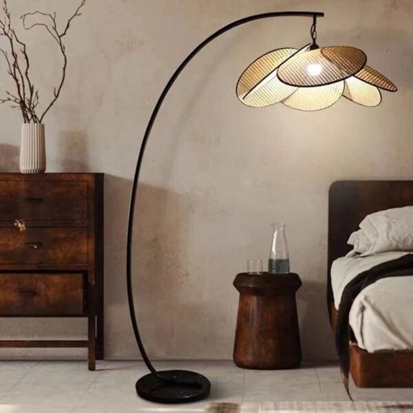 Lampa podłogowa z rattanu LED z płatkami Lampa podłogowa z rattanu LED z płatkami