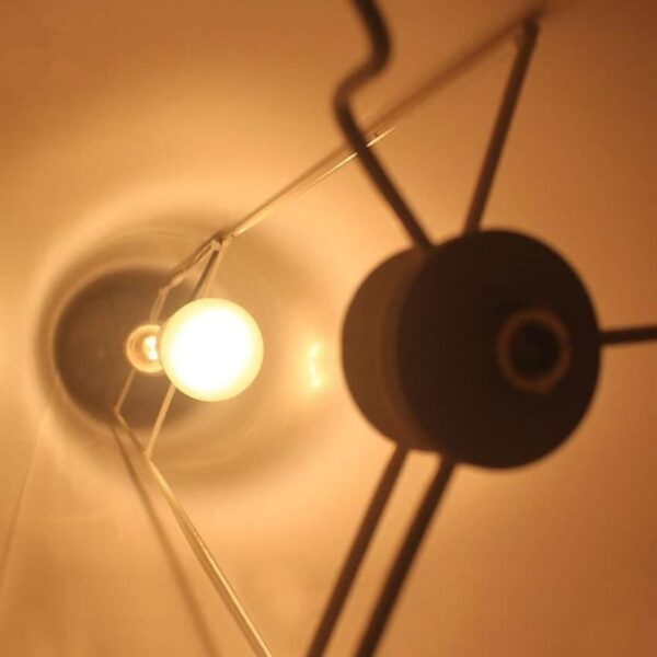 Lampa podłogowa z rattanu w kształcie grzybka