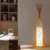 Lampa podłogowa z rattanu w kształcie trójkąta