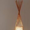 Lampa podłogowa z rattanu w kształcie trójkąta