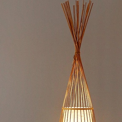 Lampa podłogowa z rattanu w kształcie trójkąta