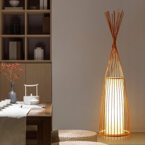 Lampa podłogowa z rattanu w kształcie trójkąta Lampa podłogowa z rattanu w kształcie trójkąta